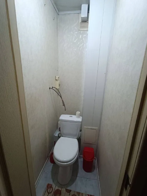 Продам 3х-комнатную квартиру 🌇в г. Макеевка, мкрн. Центральный 📍 📍самый центр города. ✅общая площадь — 62 м² ✅4 этаж 9-этажного дома. 👍преимущества этого жилья: - светлый, уютный интерьер, чистая квартира. Пластиковые окна и застекленный балкон для дополнительного комфорта - современные пластиковые трубы и надежные инженерные системы 🔥 дом проходит программу реконструкции - металлическая дверь — безопасность и спокойствие - фотография - 9