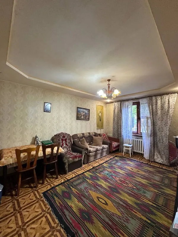 Продажа двухкомнатной квартиры 🌇город донецк, площадь бакинских комиссаров📍 ✅комнаты раздельные, этажность 1-2 х. 👍квартира в хорошем жилом состоянии, окна качественная столярка, потолки высокие. 🎁продается с мебелью и быт техникой. 💧вода идет отличным напором! 🔥в стоимость входит  сарайчик. Есть подвал. 📑документы готовы! Никто не прописан 💰цена 3 800 000 ₽ + торг! 📲☎️+79493268382 виктория ан подписаться | дать объявление - фотография - 2