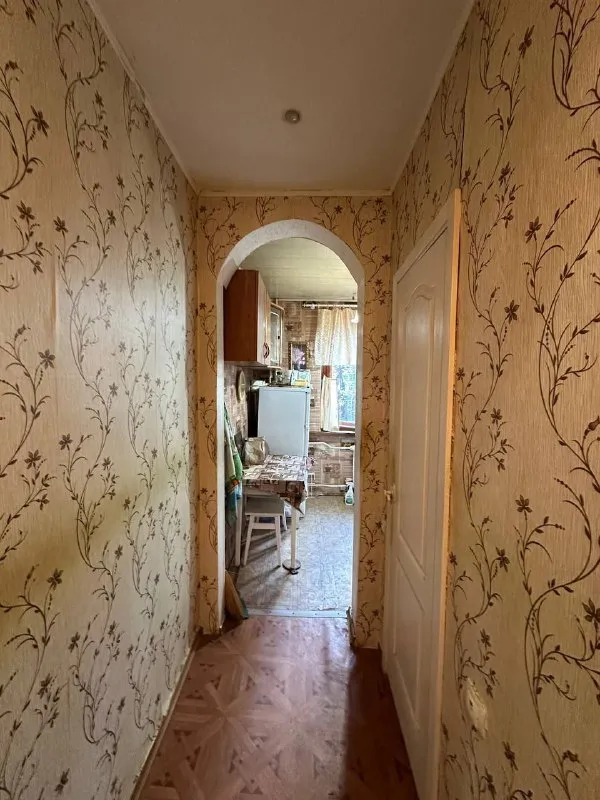 Продажа двухкомнатной квартиры 🌇город донецк, площадь бакинских комиссаров📍 ✅комнаты раздельные, этажность 1-2 х. 👍квартира в хорошем жилом состоянии, окна качественная столярка, потолки высокие. 🎁продается с мебелью и быт техникой. 💧вода идет отличным напором! 🔥в стоимость входит  сарайчик. Есть подвал. 📑документы готовы! Никто не прописан 💰цена 3 800 000 ₽ + торг! 📲☎️+79493268382 виктория ан подписаться | дать объявление - фотография - 4