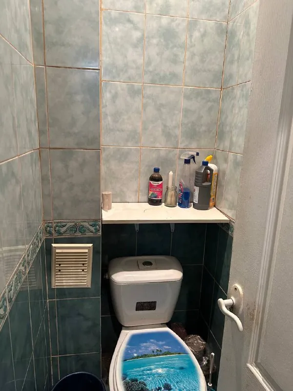 Продажа двухкомнатной квартиры 🌇город донецк, площадь бакинских комиссаров📍 ✅комнаты раздельные, этажность 1-2 х. 👍квартира в хорошем жилом состоянии, окна качественная столярка, потолки высокие. 🎁продается с мебелью и быт техникой. 💧вода идет отличным напором! 🔥в стоимость входит  сарайчик. Есть подвал. 📑документы готовы! Никто не прописан 💰цена 3 800 000 ₽ + торг! 📲☎️+79493268382 виктория ан подписаться | дать объявление - фотография - 7