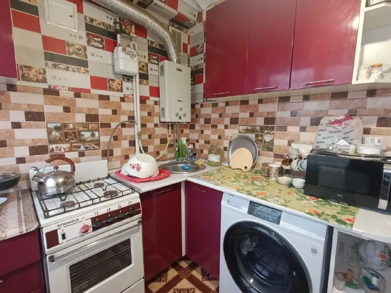 ‼️☝️продам 1- комнатную квартиру в центре пролетарского района, ул. Армавирская, 13 а. , рядом с администрацией. 📌этажность 4/5. 📌общая пл. 32 кв, м, кухня 7,5 кв. М. 📌дом кирпичный. ☝️‼️квартира в отличном состоянии, заменена проводка, металлопластиковые окна, застеклённый балкон, пластиковые водопроводные и канализационные трубы. Вложений не требует! ☝️‼️месторасположение идеальное: напротив школа, детсад, администрация, остановка, магазины. ✅прописанных и долгов по квартире нет. 💰стоимость квартиры: 2 900 000 руб. Разумный торг. ☎️для просмотра звоните: +79493454298; +79493758610 - фотография - 3