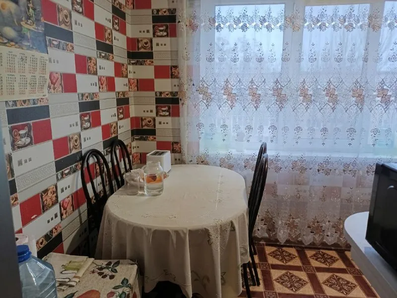 ‼️☝️продам 1- комнатную квартиру в центре пролетарского района, ул. Армавирская, 13 а. , рядом с администрацией. 📌этажность 4/5. 📌общая пл. 32 кв, м, кухня 7,5 кв. М. 📌дом кирпичный. ☝️‼️квартира в отличном состоянии, заменена проводка, металлопластиковые окна, застеклённый балкон, пластиковые водопроводные и канализационные трубы. Вложений не требует! ☝️‼️месторасположение идеальное: напротив школа, детсад, администрация, остановка, магазины. ✅прописанных и долгов по квартире нет. 💰стоимость квартиры: 2 900 000 руб. Разумный торг. ☎️для просмотра звоните: +79493454298; +79493758610 - фотография - 4