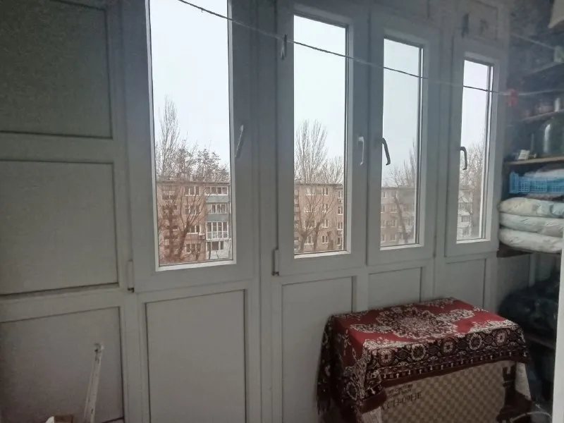 ‼️☝️продам 1- комнатную квартиру в центре пролетарского района, ул. Армавирская, 13 а. , рядом с администрацией. 📌этажность 4/5. 📌общая пл. 32 кв, м, кухня 7,5 кв. М. 📌дом кирпичный. ☝️‼️квартира в отличном состоянии, заменена проводка, металлопластиковые окна, застеклённый балкон, пластиковые водопроводные и канализационные трубы. Вложений не требует! ☝️‼️месторасположение идеальное: напротив школа, детсад, администрация, остановка, магазины. ✅прописанных и долгов по квартире нет. 💰стоимость квартиры: 2 900 000 руб. Разумный торг. ☎️для просмотра звоните: +79493454298; +79493758610 - фотография - 5