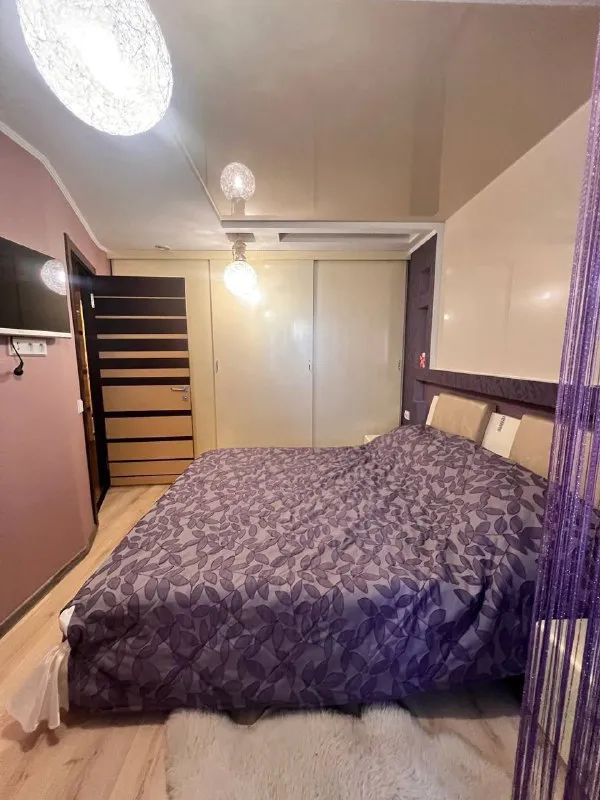 Продам срочно трёхкомнатную квартира от собственника ❗️ 🌇макеевка, центр гвардейки, рядом с 5-й больницей. 📍 ✅2/5, дом кирпичный ✅ общая 65м2 👍с дизайнерским и качественным ремонтом, дополнительно утеплена изнутри. ✅кухня-студия, застекленный панорамный балкон. ✅спальня объединена с лоджией. Входная дверь бронированная. 💦вода по графику. 🌎в шаговой доступности больница, магазины, рынок, автостанция. Продаётся от собственника!!! Никто не прописан. Документы рф. 💰цена: 7 500 000 ₽ реальному покупателю хороший торг! 📲☎️+ 79783124639 ( телеграмм) 📲☎️+79790408494 миранда  александр подписаться  |  дать объявление - фотография - 6