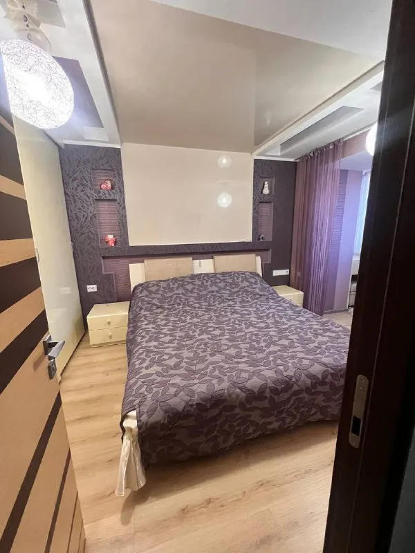 Продам срочно трёхкомнатную квартира от собственника ❗️ 🌇макеевка, центр гвардейки, рядом с 5-й больницей. 📍 ✅2/5, дом кирпичный ✅ общая 65м2 👍с дизайнерским и качественным ремонтом, дополнительно утеплена изнутри. ✅кухня-студия, застекленный панорамный балкон. ✅спальня объединена с лоджией. Входная дверь бронированная. 💦вода по графику. 🌎в шаговой доступности больница, магазины, рынок, автостанция. Продаётся от собственника!!! Никто не прописан. Документы рф. 💰цена: 7 500 000 ₽ реальному покупателю хороший торг! 📲☎️+ 79783124639 ( телеграмм) 📲☎️+79790408494 миранда  александр подписаться  |  дать объявление - фотография - 7