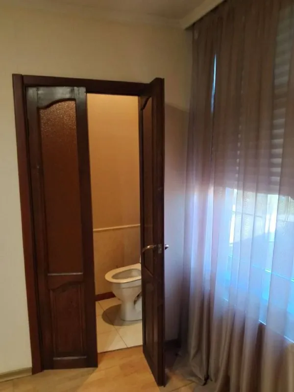 Срочная продажа жилого дома 🏡 продажа дома от собственника❗️ 🌇дом расположен по центральной улице, ленинский район, куприна(звёздный)📍 💦вoда есть всегда. (установлена насосная станция и накопитель) ✅первый этаж: бoльшая гостиная, бoльшaя кухня, совмещенный санузел, хол- прихожая, котельная ( напольный котел, колонка, насосная станция и накопитель). ✅второй этаж: две спальни и санузел. 🌎зeмля в муниципальной собствeннocти, двор благоустроен, беседка, - фотография - 9