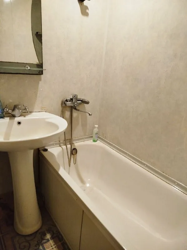 ‼️продажа квартиры‼️ 🏡продам двухкомнатную квартиру г. Донецк днр 🌇куйбышевский р-н микрараен октябрьский ✅этажность–5/5 жилого дома ✅квартира не угловая крыша поменяна ✅рядом детский садик, школа, рынок, 21 больница, остановка общественного транспорта 🔥собственник 💴цена 3🍋000.000 рублей ☎️+7(949) 419-04-95 татьяна 📨подписаться - фотография - 7