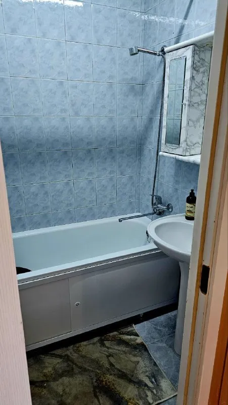 Продам 3х комнатную квартиру 🌇донецк, калининский район, дзержинского 67а, дом во дворе📍 ✅(чешка) с холлом 8,7 👍с ремонтом, мебелью техникой, два кондиционера. ✅этаж 6/9 ✅жилая 41, 7 общая 71,4, кухня 8,7, балкон застеклён. ✅отличное месторасположение, вся инфраструктура в шаговой доступности. 🔥 хорошая квартира в классном месте.   💰цена 6100000 ₽ торг есть 📲☎️+79493247464, 📲☎️+79491265897 подписаться | дать объявление - фотография - 9