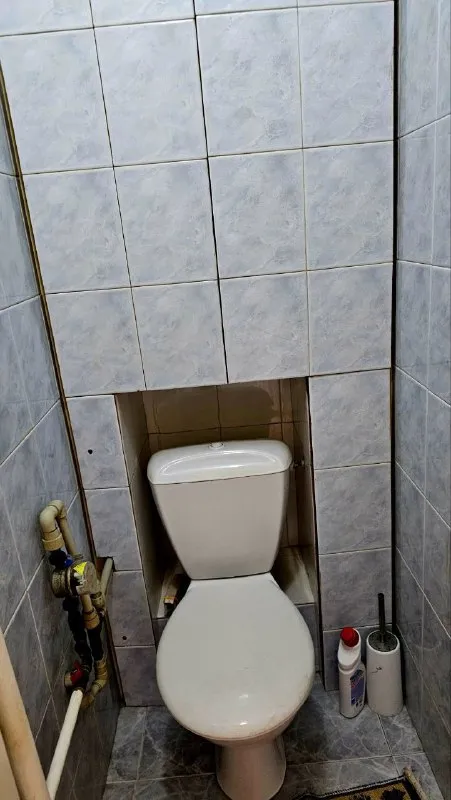 Продам 3х ком квартира калининский район (чешка) с холлом 8,7 дзержинского 67а, (дом во дворе) с ремонтом, мебелью техникой, два кондиционера 6/9 этаж дома жилая 41, 7 общая 71,4, кухня 8,7 балкон застеклён отличное месторасположение, вся инфраструктура в шаговой доступности хорошая квартира в класном месте 6100000 руб торг, +79493247464, +79491265897 - фотография - 8