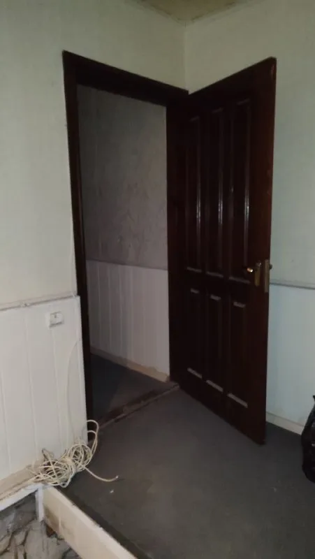 ‼️продажа квартиры‼️ 🏡продам комнатная квартира г. харцызск днр 🗺ориентир магазин рассвет ✅этажность–1/5 жилого дома ✅высокий цоколь на окнах решётки имеется подвал ✅установлена бронированная входная дверь 📃документы готовы 🔥собственник 💴цена: 2🍋500.000 рублей ☎️+7(949) 325-18-73 📨подписаться - фотография - 2