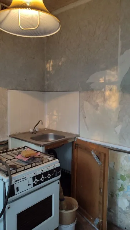 ‼️продажа квартиры‼️ 🏡продам комнатная квартира г. харцызск днр 🗺ориентир магазин рассвет ✅этажность–1/5 жилого дома ✅высокий цоколь на окнах решётки имеется подвал ✅установлена бронированная входная дверь 📃документы готовы 🔥собственник 💴цена: 2🍋500.000 рублей ☎️+7(949) 325-18-73 📨подписаться - фотография - 7