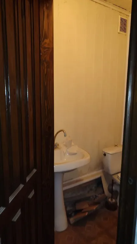 ‼️продажа квартиры‼️ 🏡продам комнатная квартира г. харцызск днр 🗺ориентир магазин рассвет ✅этажность–1/5 жилого дома ✅высокий цоколь на окнах решётки имеется подвал ✅установлена бронированная входная дверь 📃документы готовы 🔥собственник 💴цена: 2🍋500.000 рублей ☎️+7(949) 325-18-73 📨подписаться - фотография - 8