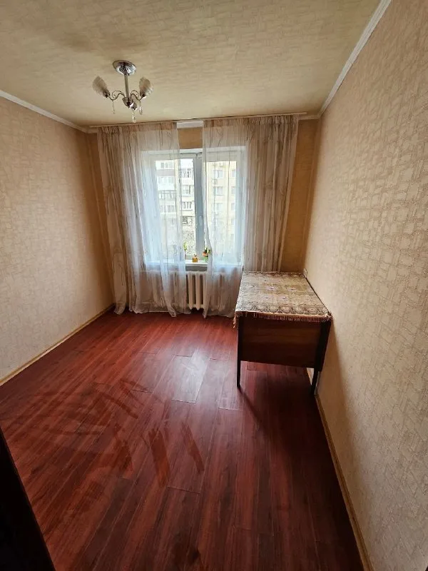 ‼️продажа квартиры‼️ 🏡продаётся 3-трехкомнатная квартира г. Донецк днр 🌇ворошиловский р-н 🗺пр. Комсомольский, район набережной, недалеко от площади ленина ✅этажность–5/9 жилого дома ✅общая площадь–65.1 м2 ✅кухня–10 м2 ✅комнаты раздельные, лоджия и балкон застеклены, две кладовые (в квартире и на лестничной площадке), есть бойлер ✅квартира продается с мебелью и бытовой техникой ✅удобная транспортная развязка, рядом магазины, школа, детский сад 📃документы готовы 🔥собственник 💴цена: 8🍋500.000 рублей ☎️+7(949) 371-59-73 📨подписаться - фотография - 2