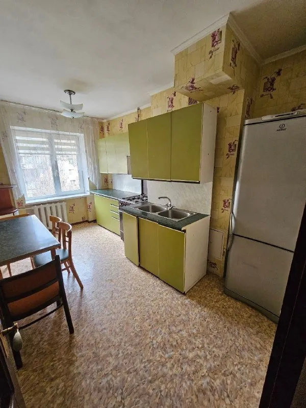 ‼️продажа квартиры‼️ 🏡продаётся 3-трехкомнатная квартира г. Донецк днр 🌇ворошиловский р-н 🗺пр. Комсомольский, район набережной, недалеко от площади ленина ✅этажность–5/9 жилого дома ✅общая площадь–65.1 м2 ✅кухня–10 м2 ✅комнаты раздельные, лоджия и балкон застеклены, две кладовые (в квартире и на лестничной площадке), есть бойлер ✅квартира продается с мебелью и бытовой техникой ✅удобная транспортная развязка, рядом магазины, школа, детский сад 📃документы готовы 🔥собственник 💴цена: 8🍋500.000 рублей ☎️+7(949) 371-59-73 📨подписаться - фотография - 6