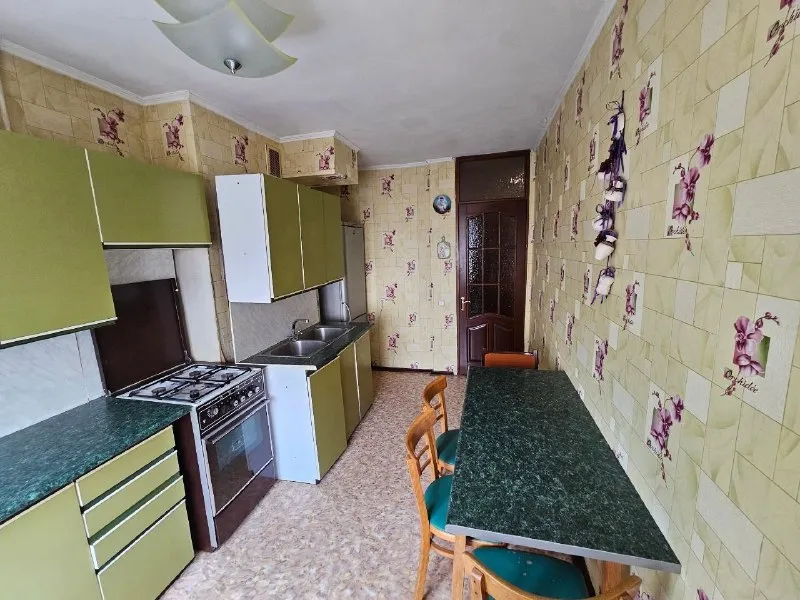 ‼️продажа квартиры‼️ 🏡продаётся 3-трехкомнатная квартира г. Донецк днр 🌇ворошиловский р-н 🗺пр. Комсомольский, район набережной, недалеко от площади ленина ✅этажность–5/9 жилого дома ✅общая площадь–65.1 м2 ✅кухня–10 м2 ✅комнаты раздельные, лоджия и балкон застеклены, две кладовые (в квартире и на лестничной площадке), есть бойлер ✅квартира продается с мебелью и бытовой техникой ✅удобная транспортная развязка, рядом магазины, школа, детский сад 📃документы готовы 🔥собственник 💴цена: 8🍋500.000 рублей ☎️+7(949) 371-59-73 📨подписаться - фотография - 7