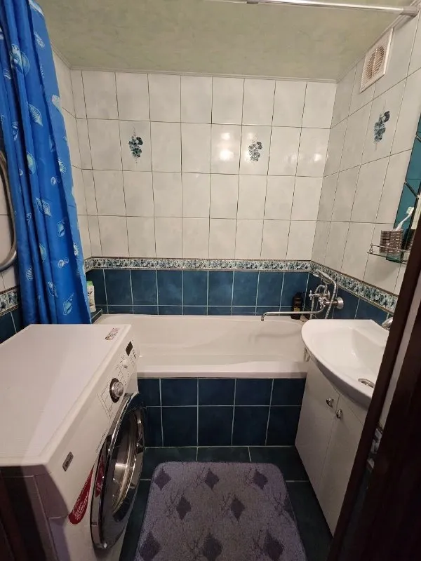 ‼️продажа квартиры‼️ 🏡продаётся 3-трехкомнатная квартира г. Донецк днр 🌇ворошиловский р-н 🗺пр. Комсомольский, район набережной, недалеко от площади ленина ✅этажность–5/9 жилого дома ✅общая площадь–65.1 м2 ✅кухня–10 м2 ✅комнаты раздельные, лоджия и балкон застеклены, две кладовые (в квартире и на лестничной площадке), есть бойлер ✅квартира продается с мебелью и бытовой техникой ✅удобная транспортная развязка, рядом магазины, школа, детский сад 📃документы готовы 🔥собственник 💴цена: 8🍋500.000 рублей ☎️+7(949) 371-59-73 📨подписаться - фотография - 8