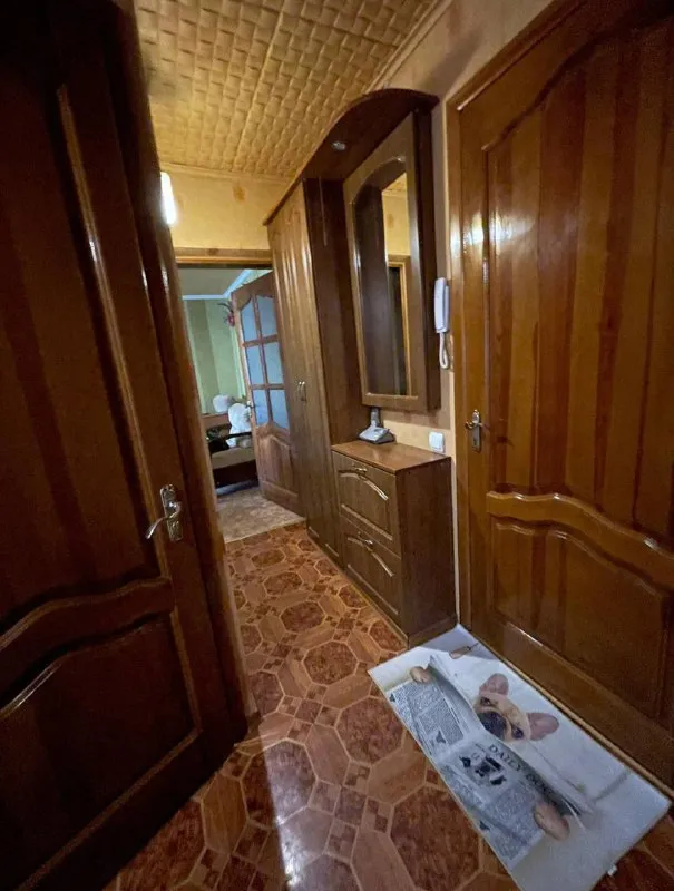 Продам двухкомнатную квартиру 🌇донецк, ленинский район, бульвар франко 46📍 ✅общая площадь 47м² ✅жилая 31м² 📑документы готовы к сделке 👍состояние квартиры- заходи и живи. 💦вода согласно графику ✅комнаты раздельные, квартира не угловая! Дом кирпичный, очень тёплый! ✅прописанных нет‼️ 📍насыщенная инфраструктура: - оцкб; детские сады; школы; - продуктовые магазины; банк 👌развитая транспортная развязка в любую точку города. Остановки маршрутного такси в шаговой доступности. 💰цена: 6.500.000 ₽ 📲☎️+7 (916) 963-72-73 подписаться | дать объявление - фотография - 2