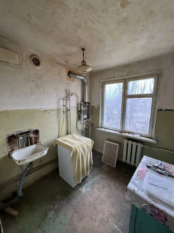 продам 3-х комнатную квартиру 🌇квартира в г харцызске, в центре, ул. вокзальная📍 ✅общая площадь 70кв. м, 5 этаж 5 этажного дома, не угловая. ❗️квартира под ремонт. 👍шикарное месторасположение: детский сад, школа, магазины, рынок, автовокзал, жд вокзал. 📑документы готовы, прописанных нет. 💰цена 1 950 000 ₽ ☎️+79493418412 лилия  ан терем подписаться | дать объявление - фотография - 5