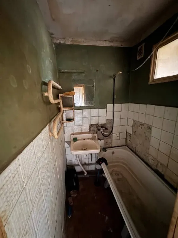 продам 3-х комнатную квартиру 🌇квартира в г харцызске, в центре, ул. вокзальная📍 ✅общая площадь 70кв. м, 5 этаж 5 этажного дома, не угловая. ❗️квартира под ремонт. 👍шикарное месторасположение: детский сад, школа, магазины, рынок, автовокзал, жд вокзал. 📑документы готовы, прописанных нет. 💰цена 1 950 000 ₽ ☎️+79493418412 лилия  ан терем подписаться | дать объявление - фотография - 6