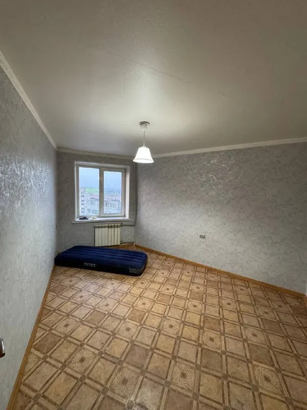 Продам двухкомнатную квартиру 🌇макеевка, центр, бульвар горбачева. 📍 ✅общая площадь 54 кв. М, 9 этаж 12 этажного дома. 👍в подъезде консьерж, два лифта ! ✅в комнатах  сделан косметический ремонт, новые радиаторы, двойная входная дверь. 🔥шикарная планировка в квартире, огромный тамбур на две квартиры. Хорошее месторасположение! 💦вода по графику ! 📑документы готовы, прописанных и долгов нет. 💰цена 4 200 000 ₽ 📲☎️+79493418412 лилия ан терем подписаться | дать объявление - фотография - 3