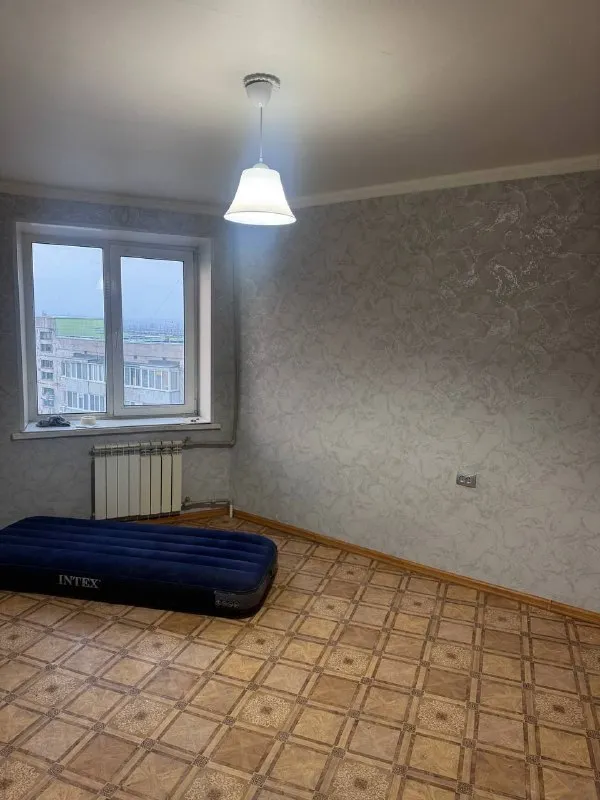 Продам двухкомнатную квартиру 🌇макеевка, центр, бульвар горбачева. 📍 ✅общая площадь 54 кв. М, 9 этаж 12 этажного дома. 👍в подъезде консьерж, два лифта ! ✅в комнатах  сделан косметический ремонт, новые радиаторы, двойная входная дверь. 🔥шикарная планировка в квартире, огромный тамбур на две квартиры. Хорошее месторасположение! 💦вода по графику ! 📑документы готовы, прописанных и долгов нет. 💰цена 4 200 000 ₽ 📲☎️+79493418412 лилия ан терем подписаться | дать объявление - фотография - 4