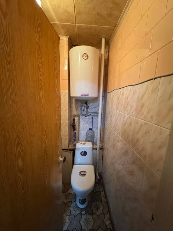 Продам двухкомнатную квартиру 🌇макеевка, центр, бульвар горбачева. 📍 ✅общая площадь 54 кв. М, 9 этаж 12 этажного дома. 👍в подъезде консьерж, два лифта ! ✅в комнатах  сделан косметический ремонт, новые радиаторы, двойная входная дверь. 🔥шикарная планировка в квартире, огромный тамбур на две квартиры. Хорошее месторасположение! 💦вода по графику ! 📑документы готовы, прописанных и долгов нет. 💰цена 4 200 000 ₽ 📲☎️+79493418412 лилия ан терем подписаться | дать объявление - фотография - 8