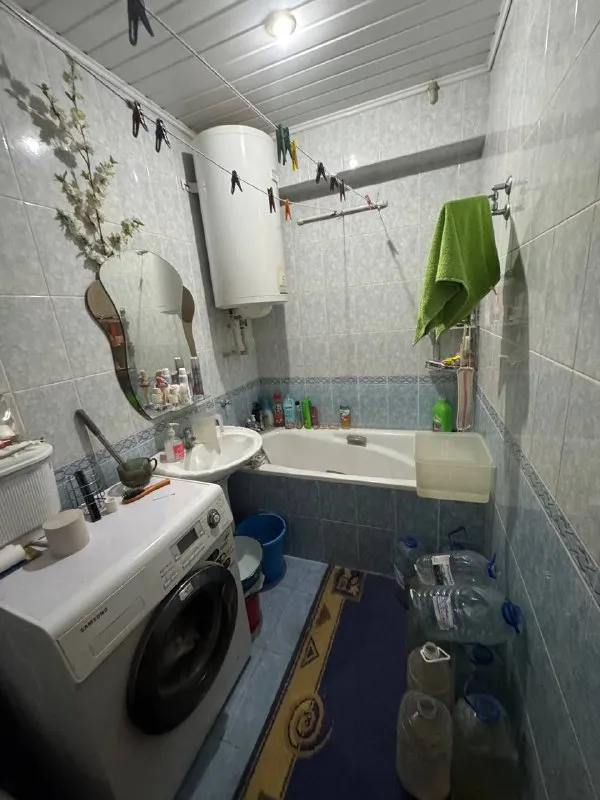 Продам 2-х комнатную квартиру 🌇макеевка, капитальная📍 ✅общая площадь 48кв. М, 4 этаж, 9 этажного дома, не угловая ! 🔥квартира в хорошем жилом состоянии ! 🎁мебель и техника остается ! ✅натяжные потолки, комнаты раздельные, окна пластиковые, кондиционер. ✅санузел совмещен -в плитке. ✅есть своя кладовая на первом этаже. - фотография - 10