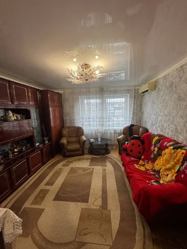 Продам 2-х комнатную квартиру 🌇макеевка, капитальная📍 ✅общая площадь 48кв. М, 4 этаж, 9 этажного дома, не угловая ! 🔥квартира в хорошем жилом состоянии ! 🎁мебель и техника остается ! ✅натяжные потолки, комнаты раздельные, окна пластиковые, кондиционер. ✅санузел совмещен -в плитке. ✅есть своя кладовая на первом этаже. - фотография - 3