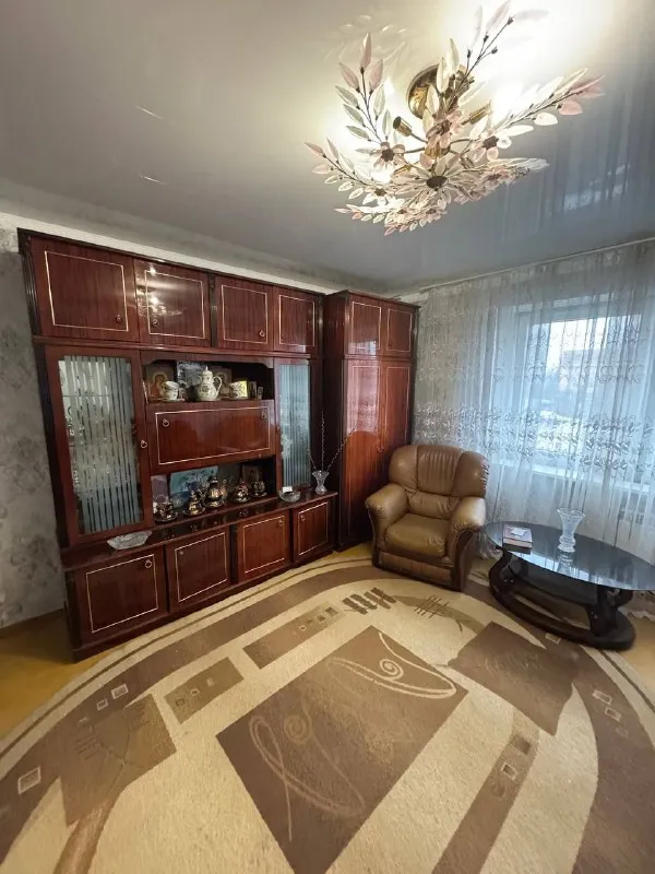 Продам 2-х комнатную квартиру 🌇макеевка, капитальная📍 ✅общая площадь 48кв. М, 4 этаж, 9 этажного дома, не угловая ! 🔥квартира в хорошем жилом состоянии ! 🎁мебель и техника остается ! ✅натяжные потолки, комнаты раздельные, окна пластиковые, кондиционер. ✅санузел совмещен -в плитке. ✅есть своя кладовая на первом этаже. - фотография - 4