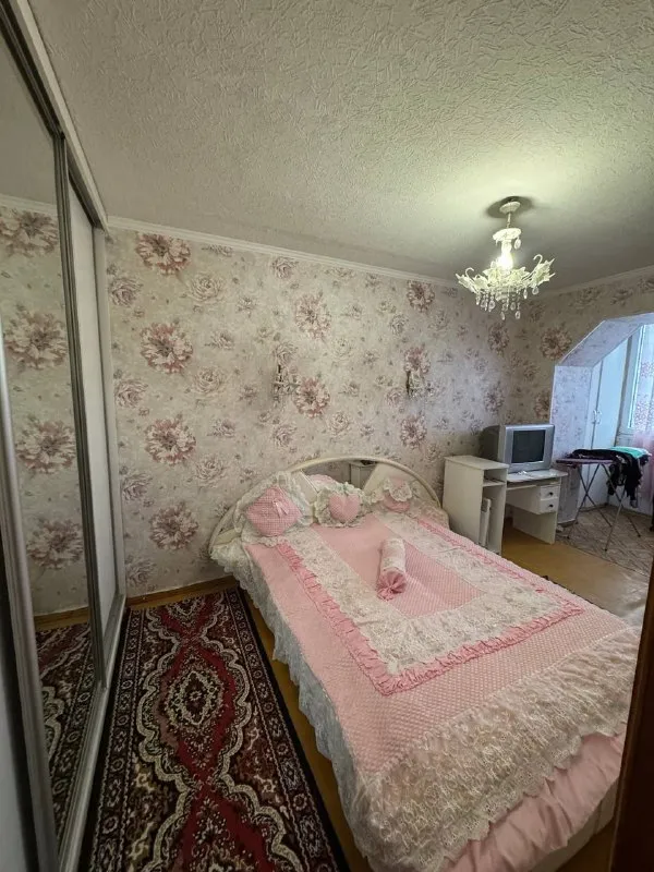 Продам 2-х комнатную квартиру 🌇макеевка, капитальная📍 ✅общая площадь 48кв. М, 4 этаж, 9 этажного дома, не угловая ! 🔥квартира в хорошем жилом состоянии ! 🎁мебель и техника остается ! ✅натяжные потолки, комнаты раздельные, окна пластиковые, кондиционер. ✅санузел совмещен -в плитке. ✅есть своя кладовая на первом этаже. - фотография - 5