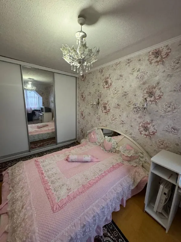 Продам 2-х комнатную квартиру 🌇макеевка, капитальная📍 ✅общая площадь 48кв. М, 4 этаж, 9 этажного дома, не угловая ! 🔥квартира в хорошем жилом состоянии ! 🎁мебель и техника остается ! ✅натяжные потолки, комнаты раздельные, окна пластиковые, кондиционер. ✅санузел совмещен -в плитке. ✅есть своя кладовая на первом этаже. - фотография - 6