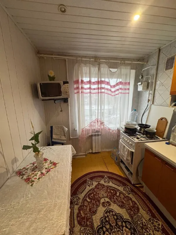 Продам 2-х комнатную квартиру 🌇макеевка, капитальная📍 ✅общая площадь 48кв. М, 4 этаж, 9 этажного дома, не угловая ! 🔥квартира в хорошем жилом состоянии ! 🎁мебель и техника остается ! ✅натяжные потолки, комнаты раздельные, окна пластиковые, кондиционер. ✅санузел совмещен -в плитке. ✅есть своя кладовая на первом этаже. - фотография - 7