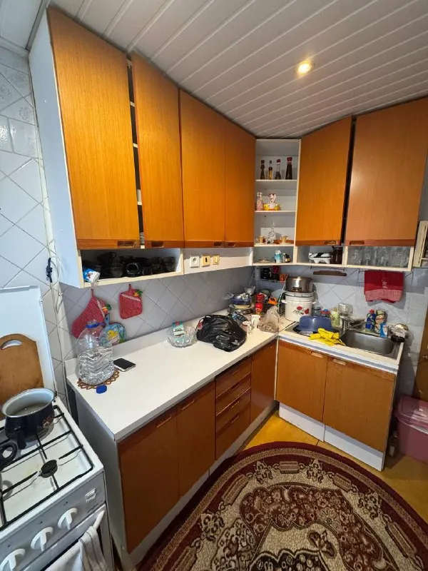 Продам 2-х комнатную квартиру 🌇макеевка, капитальная📍 ✅общая площадь 48кв. М, 4 этаж, 9 этажного дома, не угловая ! 🔥квартира в хорошем жилом состоянии ! 🎁мебель и техника остается ! ✅натяжные потолки, комнаты раздельные, окна пластиковые, кондиционер. ✅санузел совмещен -в плитке. ✅есть своя кладовая на первом этаже. - фотография - 8