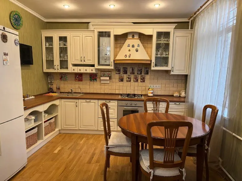 цена снижена ! отличная квартира продам 2 ком квартиру киевский район (за веткой₽) трудовой аллеи 12 остановка «киевский исполком» этаж 1/3 высокий цоколь общая площадь 56 крупногабартная студия, пластиковые окна, решетки, не угловая евро ремонт встроенная кухня, мебель, техника все остаётся есть сухой подвал документы готовы фотографии реальные собственник в донецке 4 900 000₽ +79494113097 @as_01vva telegram - фотография - 1