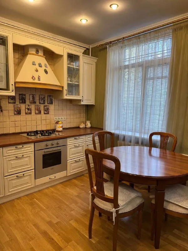 цена снижена ! отличная квартира продам 2 ком квартиру киевский район (за веткой₽) трудовой аллеи 12 остановка «киевский исполком» этаж 1/3 высокий цоколь общая площадь 56 крупногабартная студия, пластиковые окна, решетки, не угловая евро ремонт встроенная кухня, мебель, техника все остаётся есть сухой подвал документы готовы фотографии реальные собственник в донецке 4 900 000₽ +79494113097 @as_01vva telegram - фотография - 2