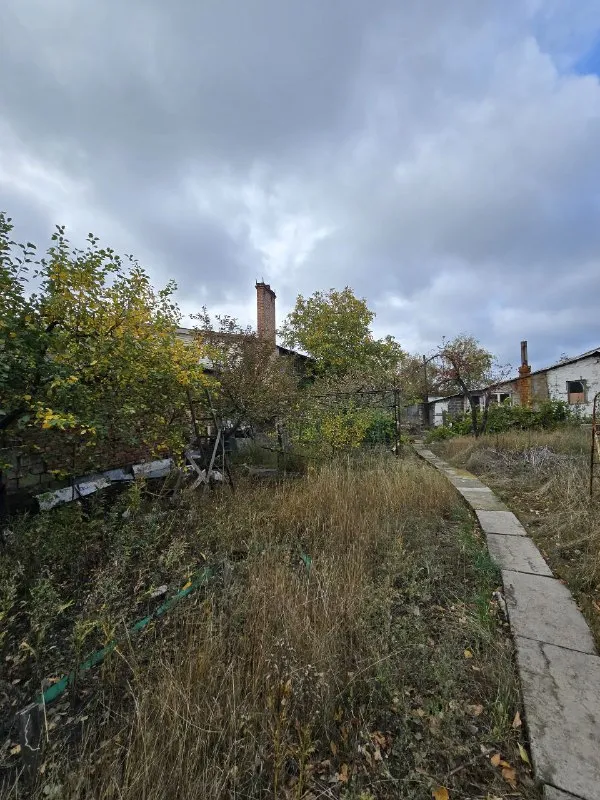 ‼️продажа дома‼️ 🏡продаётся дом г. донецк днр 🌇куйбышевский район 🗺ул. югославская 6 ✅общая площадь дома 40 м2 🏡участок 6 соток с виноградом, розами, плодовыми деревьями, асфальтированная широкая дорога окна пластиковые ✅в доме требуется ремонт крыши, местами подтикает газ и вода не заведены ✅имеется твердотопливный котёл и камин 📃документы готовы 🔥собственник 💴цена: 3🍋000.000 рублей ☎️+7(949) 071-77-70 📨подписаться - фотография - 2