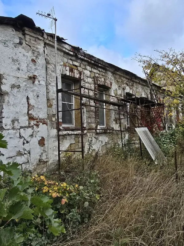 ‼️продажа дома‼️ 🏡продаётся дом г. донецк днр 🌇куйбышевский район 🗺ул. югославская 6 ✅общая площадь дома 40 м2 🏡участок 6 соток с виноградом, розами, плодовыми деревьями, асфальтированная широкая дорога окна пластиковые ✅в доме требуется ремонт крыши, местами подтикает газ и вода не заведены ✅имеется твердотопливный котёл и камин 📃документы готовы 🔥собственник 💴цена: 3🍋000.000 рублей ☎️+7(949) 071-77-70 📨подписаться - фотография - 3