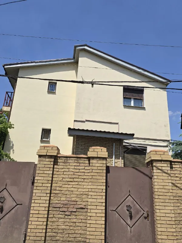 продам частный дом 🏠 🌇донецк, возле базы "шахтёр". "кирша". 📍 💰стоимость:17🍋 ₽ ✅площадь дома:250 м2 👍это идеальный дом для счастливой жизни. 🌲отличный дом в экологически чистом месте, возле дом 2006 года постройки ✅ 3 уровня, ремонт 2013 года. 🪵 - фотография - 2