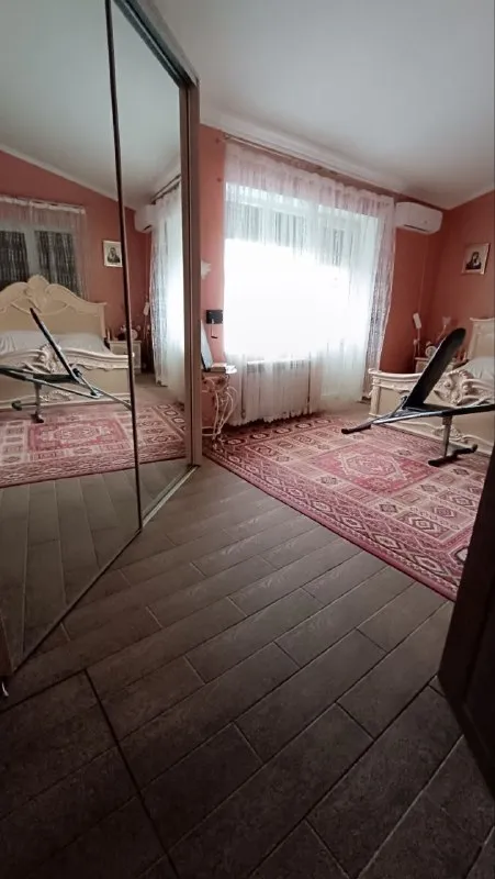 продам частный дом 🏠 🌇донецк, возле базы "шахтёр". "кирша". 📍 💰стоимость:17🍋 ₽ ✅площадь дома:250 м2 👍это идеальный дом для счастливой жизни. 🌲отличный дом в экологически чистом месте, возле дом 2006 года постройки ✅ 3 уровня, ремонт 2013 года. 🪵 - фотография - 7