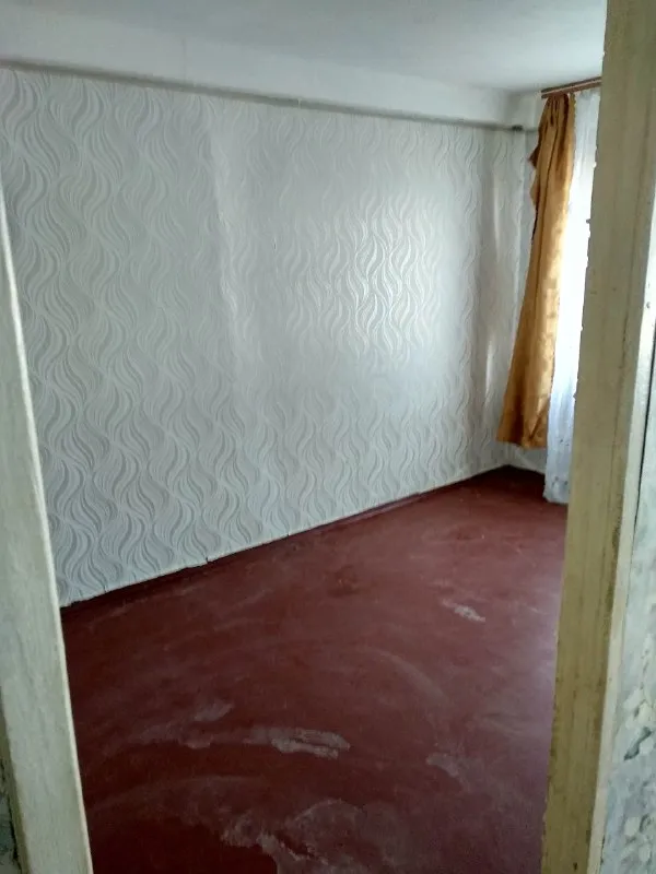 собственник. продам 3-х комн. кв. , (3,4 млн руб) г. харцызск, верх "черёмушки", р-н школа 22, бывший к/т "русь", м-н юбилейный, д. 1, 1-й этаж, s — 57,0 м. кв. , жилая s-39,4 м. кв. , не угловая, комнаты раздельные (зал проходной), сан узел совмещен, счетчик вода, электричество (электропечь), в доме счетчик на отопление, вода по графику. квартира под ремонт. в шаговой доступности магазины, тц, школа, детские сады. документы рф готовы. собственник. стоимость 3,400 млн. руб. +79493338618 ▪️ недвижимость большого харцызска 👈 подписаться ▪️ разместить объявление ▪️ обсудить - фотография - 4