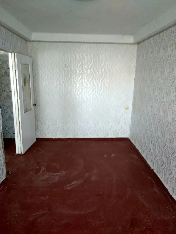 собственник. продам 3-х комн. кв. , (3,4 млн руб) г. харцызск, верх "черёмушки", р-н школа 22, бывший к/т "русь", м-н юбилейный, д. 1, 1-й этаж, s — 57,0 м. кв. , жилая s-39,4 м. кв. , не угловая, комнаты раздельные (зал проходной), сан узел совмещен, счетчик вода, электричество (электропечь), в доме счетчик на отопление, вода по графику. квартира под ремонт. в шаговой доступности магазины, тц, школа, детские сады. документы рф готовы. собственник. стоимость 3,400 млн. руб. +79493338618 ▪️ недвижимость большого харцызска 👈 подписаться ▪️ разместить объявление ▪️ обсудить - фотография - 5