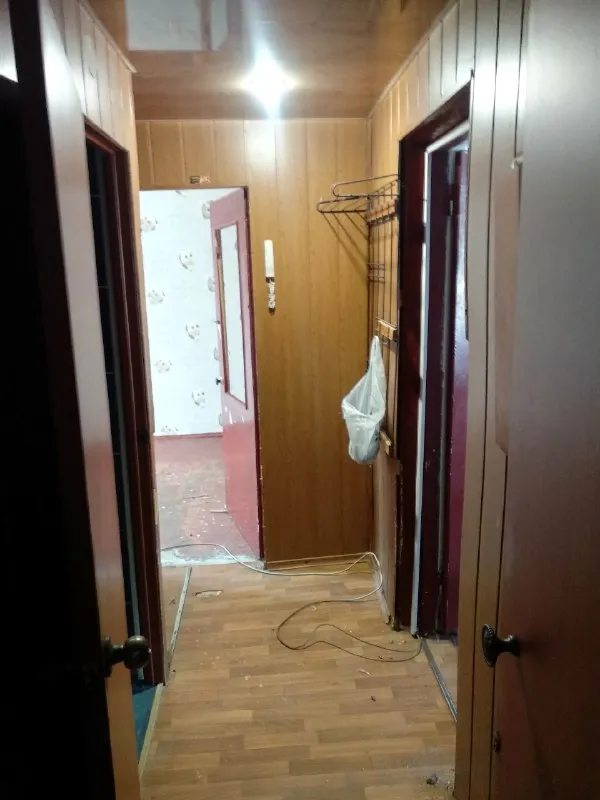 собственник. продам 3-х комн. кв. , (3,4 млн руб) г. харцызск, верх "черёмушки", р-н школа 22, бывший к/т "русь", м-н юбилейный, д. 1, 1-й этаж, s — 57,0 м. кв. , жилая s-39,4 м. кв. , не угловая, комнаты раздельные (зал проходной), сан узел совмещен, счетчик вода, электричество (электропечь), в доме счетчик на отопление, вода по графику. квартира под ремонт. в шаговой доступности магазины, тц, школа, детские сады. документы рф готовы. собственник. стоимость 3,400 млн. руб. +79493338618 ▪️ недвижимость большого харцызска 👈 подписаться ▪️ разместить объявление ▪️ обсудить - фотография - 9