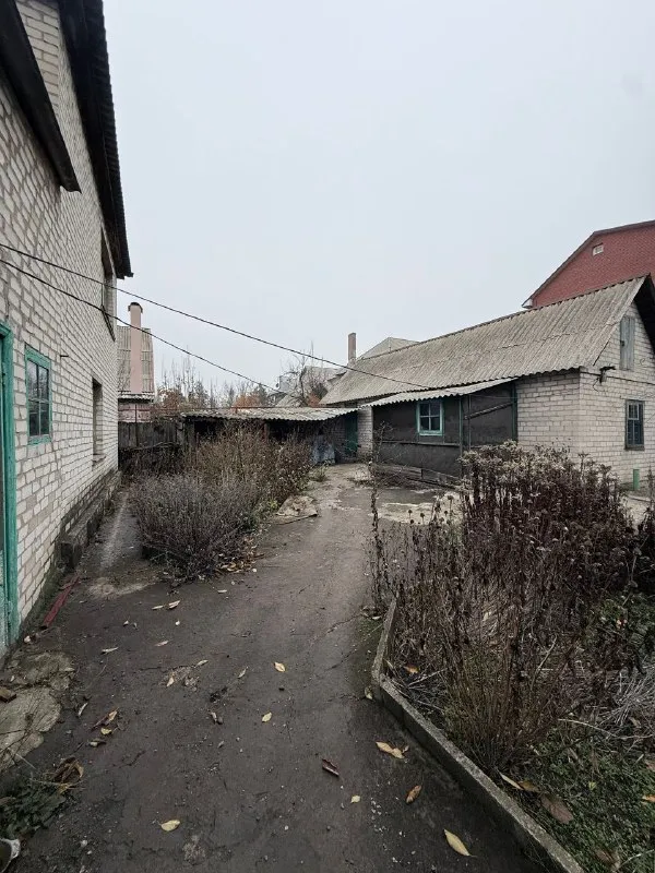 🏡продам двухэтажный дом 🗺г. макеевка днр 🌇посёлок бажанова ✅общая площадь–204 м2 ✅есть отапливаемый гараж накопительная система летняя кухня, газ, центральная канализация ✅дом под ремонт 📃без долгов 🔥собственник 💴цена: 6🍋200.000 рублей торг‼️ ☎️+7(949) 393-31-34 анна 📞звонить с 13:00 до 20:00 📨подписаться - фотография - 2