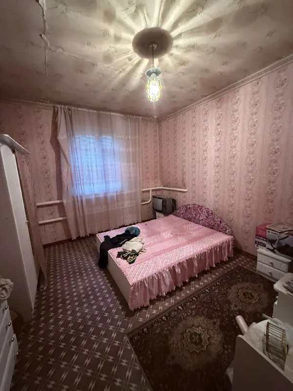 🏡продам двухэтажный дом 🗺г. макеевка днр 🌇посёлок бажанова ✅общая площадь–204 м2 ✅есть отапливаемый гараж накопительная система летняя кухня, газ, центральная канализация ✅дом под ремонт 📃без долгов 🔥собственник 💴цена: 6🍋200.000 рублей торг‼️ ☎️+7(949) 393-31-34 анна 📞звонить с 13:00 до 20:00 📨подписаться - фотография - 4