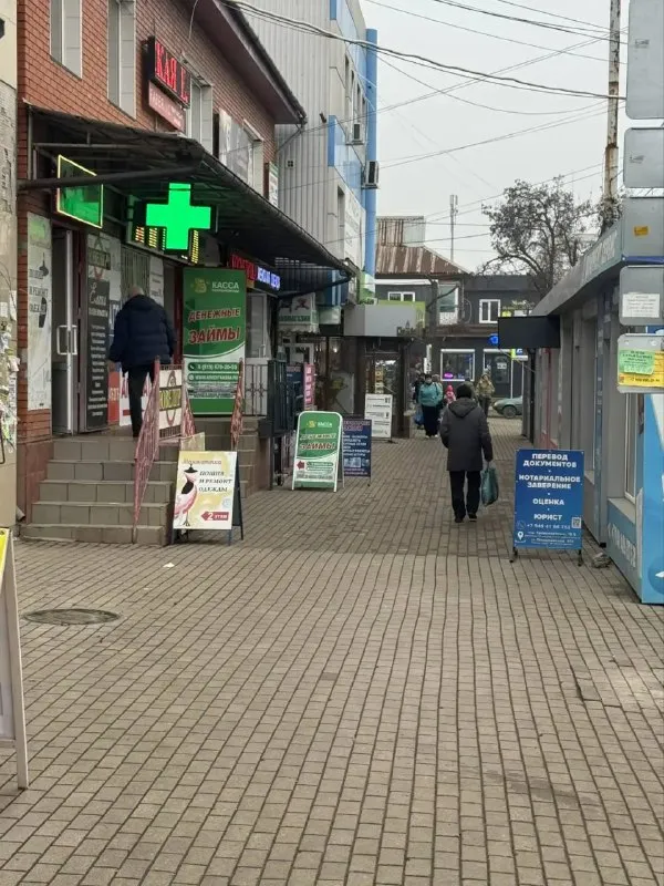 сдается в аренду коммерческая недвижимость 🌇город мариуполь, транспортный переулок, 14📍 📍высокий трафик, рядом больница, узнаваемое место для вашего бизнеса, регулярный обновляемый трафик, рядом остановка ✅площадь 50кв метров ✅есть все коммуникации ✅отдельный вход ✅имеется косметический ремонт и кондиционер 💰цена 100.000₽ в месяц (цена до нг) к/у по счетчику отдельно 📲☎️+7990-112-00-90 📲☎️+7962-576-10-32 подписаться | дать объявление - фотография - 2