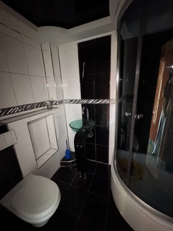 Продам 3х комнатную  квартиру 🌇днр в городе  горловка📍 💰за 2550 млн ✅три настоящие комнаты — не «если прищуриться», а по факту: изолированные, светлые, с потолками, где не давит. Район с инфраструктурой: школа, магазины, детские сады, транспорт - все рядом 🔍 почему ко мне — а не к «десятому агенту»: 👁 показ по согласованию ✅ подскажу, как оформить через маткапитал или ипотеку — даже если вы из краснодара или владивостока - фотография - 10