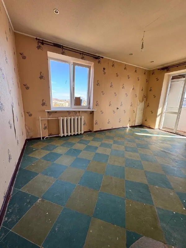 Продам 3х комнатную  квартиру 🌇днр в городе  горловка📍 💰за 2550 млн ✅три настоящие комнаты — не «если прищуриться», а по факту: изолированные, светлые, с потолками, где не давит. Район с инфраструктурой: школа, магазины, детские сады, транспорт - все рядом 🔍 почему ко мне — а не к «десятому агенту»: 👁 показ по согласованию ✅ подскажу, как оформить через маткапитал или ипотеку — даже если вы из краснодара или владивостока - фотография - 2