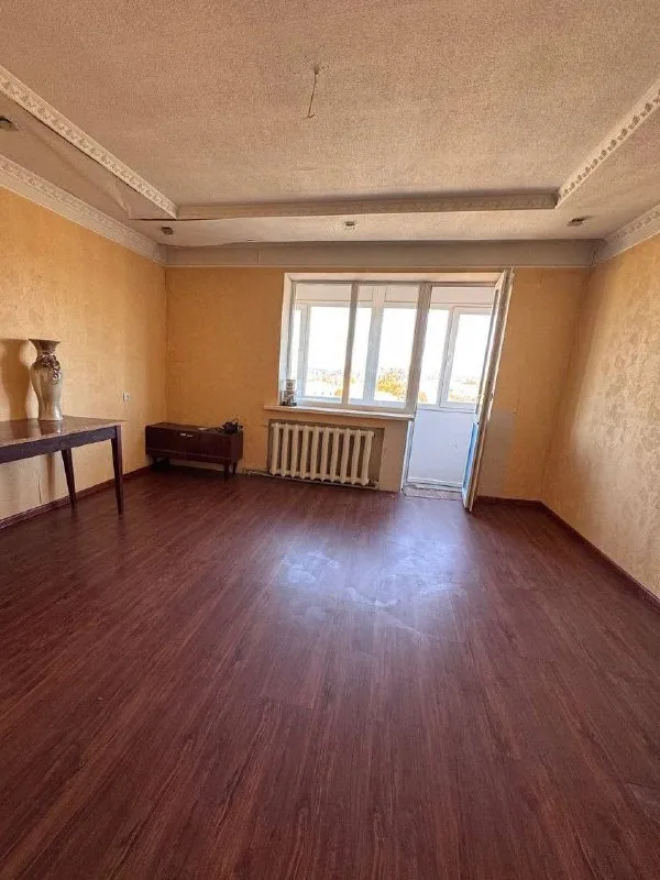 Продам 3х комнатную  квартиру 🌇днр в городе  горловка📍 💰за 2550 млн ✅три настоящие комнаты — не «если прищуриться», а по факту: изолированные, светлые, с потолками, где не давит. Район с инфраструктурой: школа, магазины, детские сады, транспорт - все рядом 🔍 почему ко мне — а не к «десятому агенту»: 👁 показ по согласованию ✅ подскажу, как оформить через маткапитал или ипотеку — даже если вы из краснодара или владивостока - фотография - 5