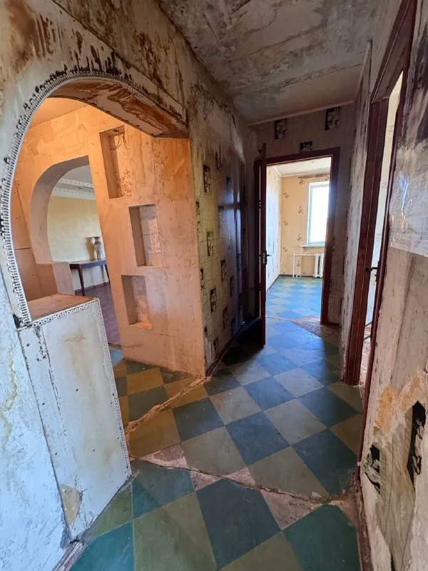 Продам 3х комнатную  квартиру 🌇днр в городе  горловка📍 💰за 2550 млн ✅три настоящие комнаты — не «если прищуриться», а по факту: изолированные, светлые, с потолками, где не давит. Район с инфраструктурой: школа, магазины, детские сады, транспорт - все рядом 🔍 почему ко мне — а не к «десятому агенту»: 👁 показ по согласованию ✅ подскажу, как оформить через маткапитал или ипотеку — даже если вы из краснодара или владивостока - фотография - 8