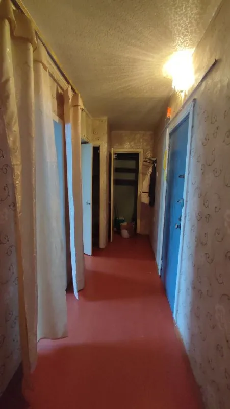 🏡продажа комнатная квартира г. макеевка днр 🌇центрально-городской р-н квартал шахтёрский ✅квартира расположена на четвертом этаже, не угловая ✅общая площадь–43.5 м2 жилое состояние ✅комнаты и санузел раздельные 🔥собственник 💴цена: 2🍋000.000 рублей ☎️+7(949) 312-53-38 алексей 📨подписаться - фотография - 2